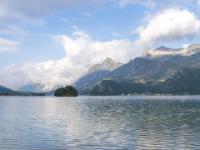 Blaues Boot am Silserseeufer vor ferner Bergkulisse